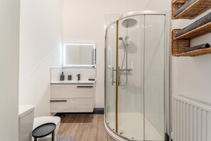 Towels - 5 Bed in Galston (oc-s33451) (Galston)