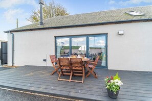 Outdoor dining - 5 Bed in Galston (oc-s33451) (Galston)
