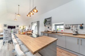 Microwave, oven, dishwasher, high chair - 5 Bed in Galston (oc-s33451) (Galston)