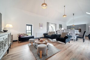 TV, fireplace - 5 Bed in Galston (oc-s33451) (Galston)