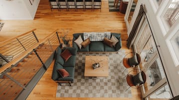 Televisión, chimenea y tenis de mesa