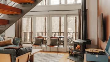 TV, fireplace, ping pong