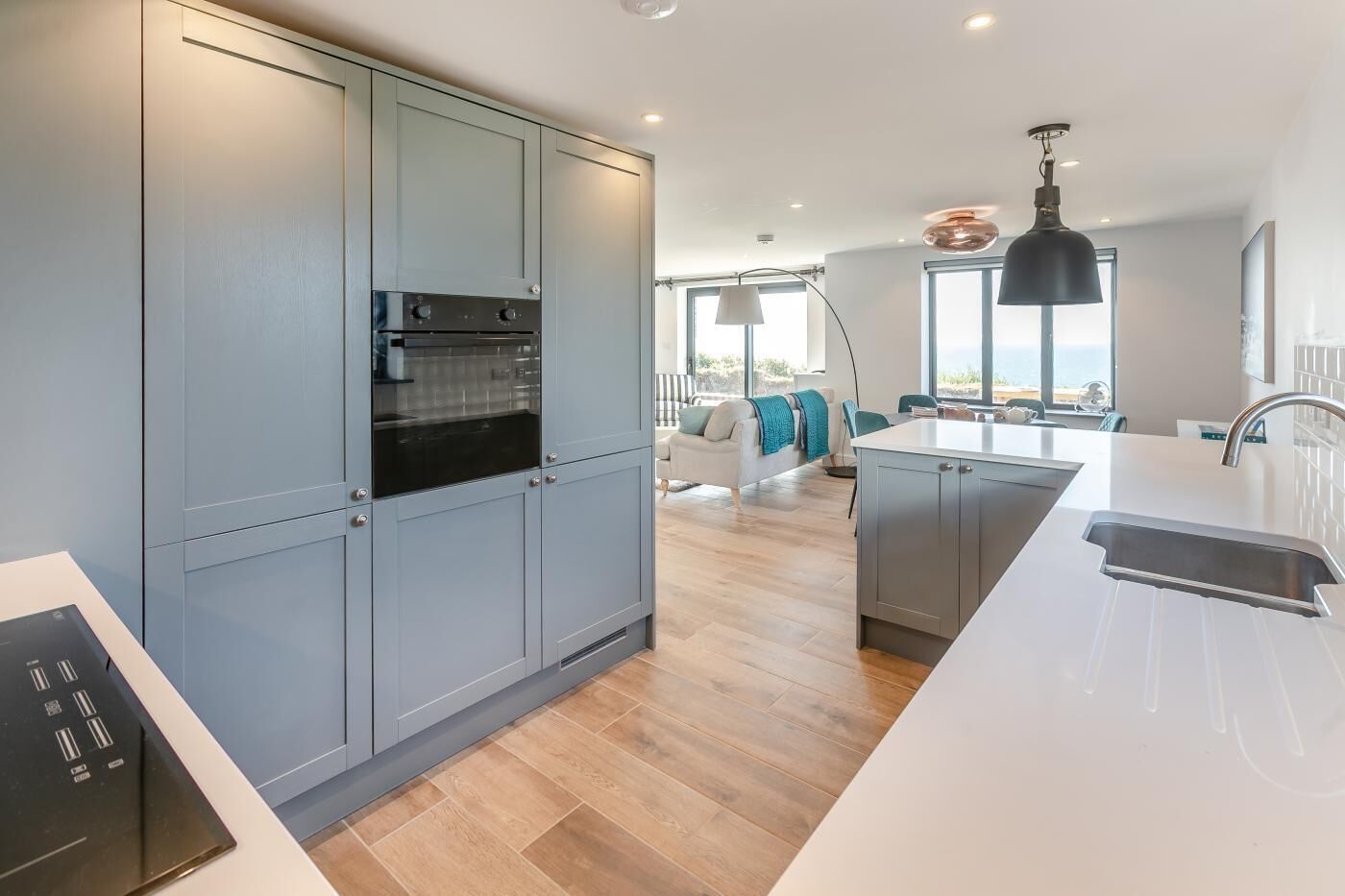 Micro-ondas, fogão, lava-louças, cadeirão de bebê