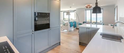 Micro-ondas, fogão, lava-louças, cadeirão de bebê