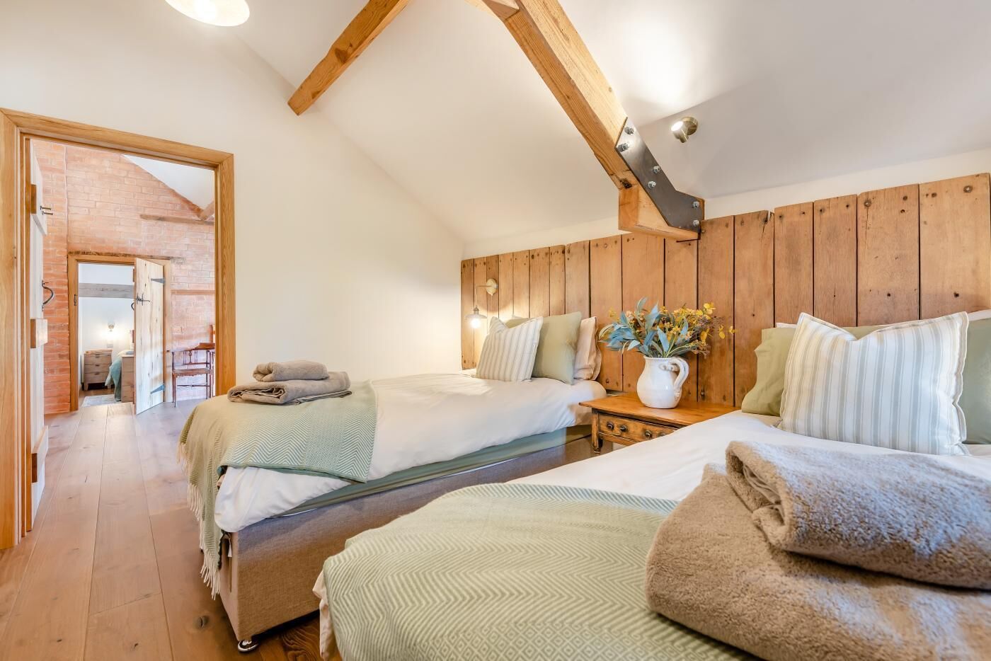 4 bedrooms, iron/ironing board, free WiFi, bed sheets