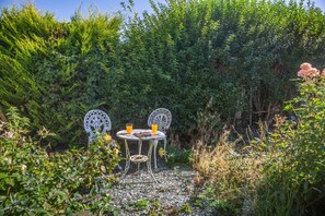 Outdoor dining - 4 Bed in Llanbedrog (oc-e33453) (Llanbedrog)