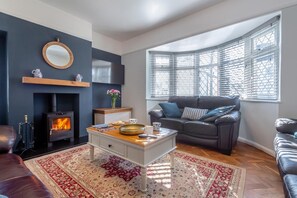 TV, fireplace - 4 Bed in Llanbedrog (oc-e33453) (Llanbedrog)