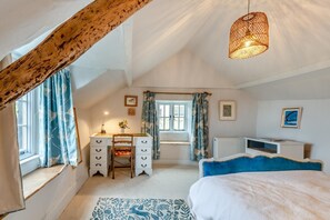Travel crib, free WiFi, bed sheets