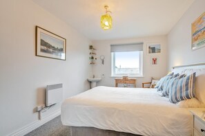 Iron/ironing board, travel cot, free WiFi, bed sheets - 3 Bed in Abersoch (oc-c33667) (Abersoch)