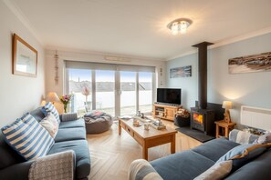 TV, fireplace - 3 Bed in Abersoch (oc-c33667) (Abersoch)