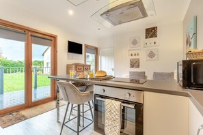 Microwave, oven, high chair, cookware/dishes/utensils - 1 Bed in Inverness (oc-a33726) (Inverness)