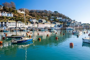 A harbor with boats and houses on a hillside. - 2 Bed in Harrowbarrow (oc-w33960) (Harrowbarrow)