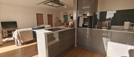 Horno, periquera y utensilios de cocina