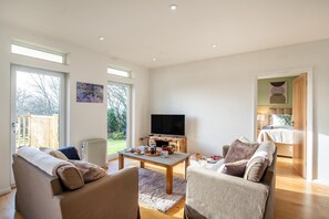 TV - 2 Bed in Harrowbarrow (oc-w33960) (Harrowbarrow)