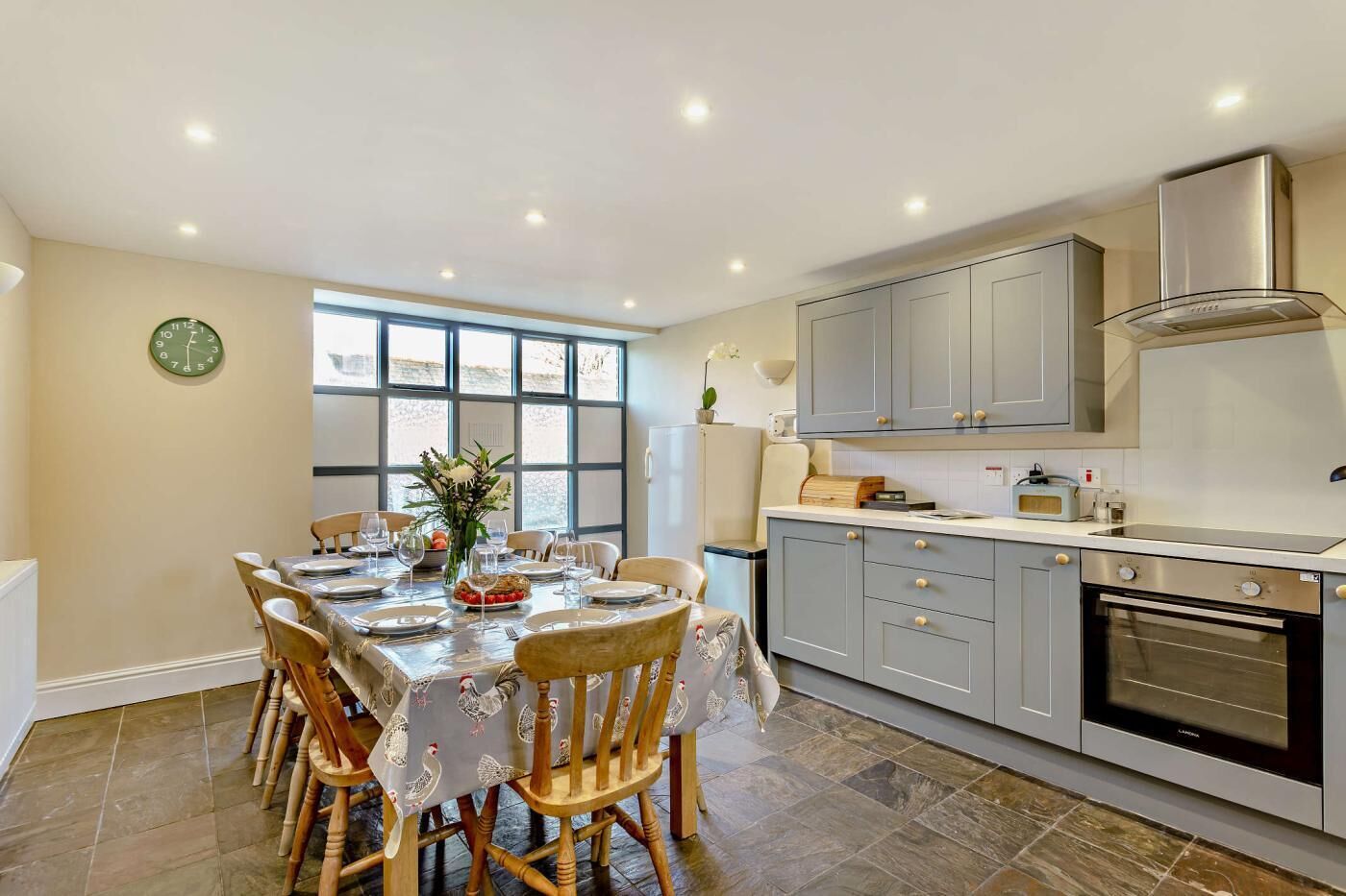 Mikrowelle, Ofen, Geschirrspüler, Hochstuhl