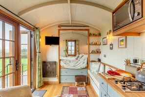 Free WiFi, bed sheets - 1 Bed in Trebullett (oc-m34010) (Trebullett)