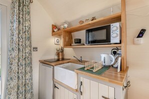 Microwave, oven, cookware/dishes/utensils - 1 Bed in Marden (oc-r33957) (Marden)