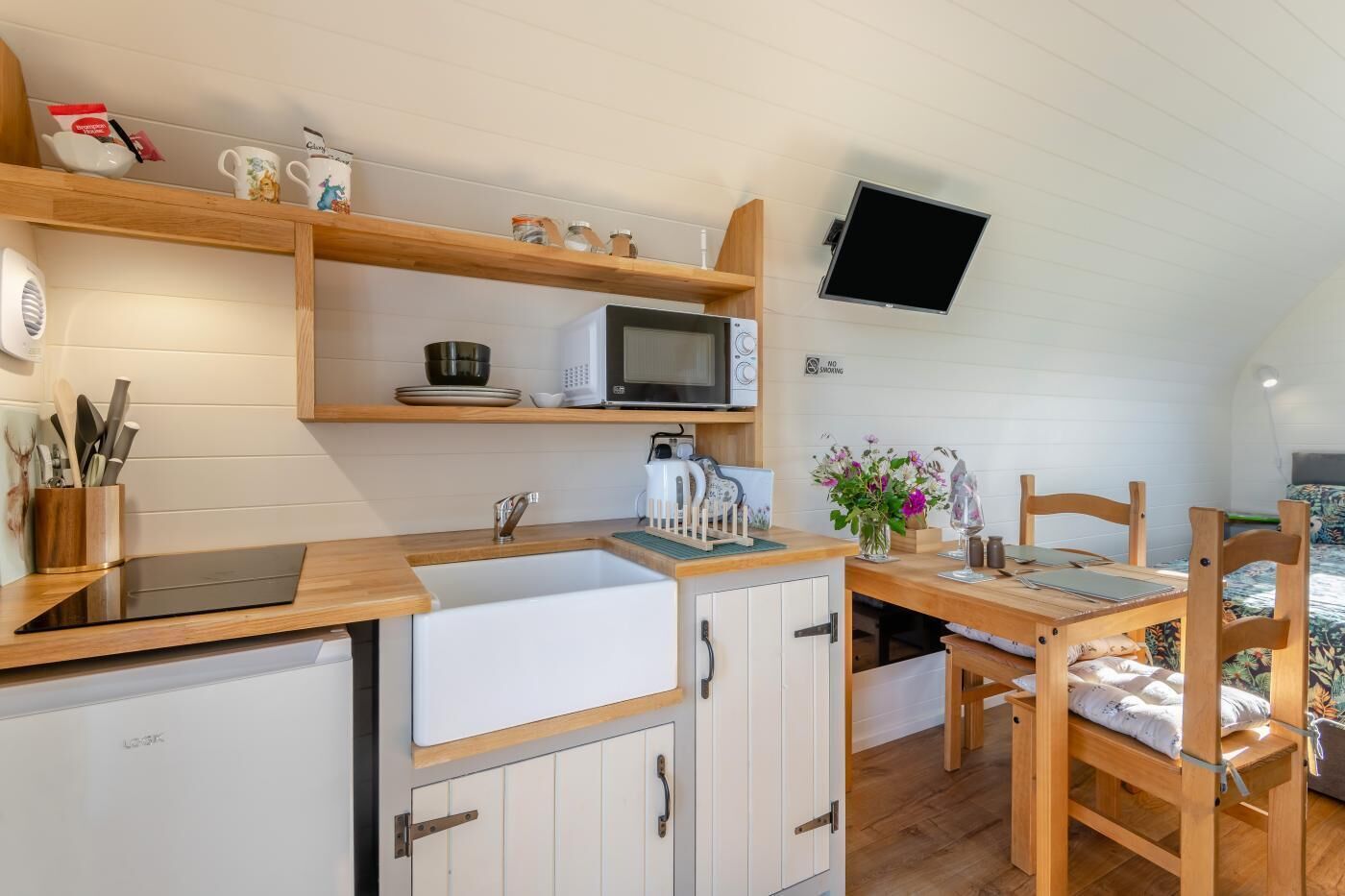 Microondas, horno y utensilios de cocina 