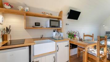 Microondas, horno y utensilios de cocina