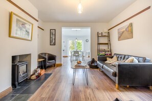 TV, fireplace - 4 Bed in Sheringham (oc-b34006) (Sheringham)