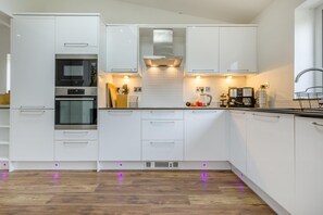 Oven, dishwasher, high chair, cookware/dishes/utensils - 4 Bed in Sheringham (oc-b34006) (Sheringham)