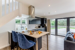 Four, chaise haute, batterie de cuisine, vaisselle et ustensiles