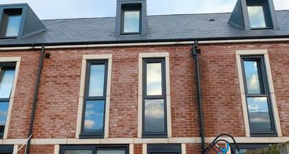 Stylish 4BDR New Build Home In Everton Park