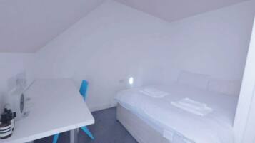 3 bedrooms, iron/ironing board, internet, bed sheets