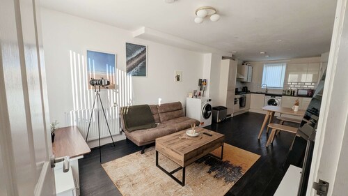 Stylish 4BDR New Build Home In Everton Park