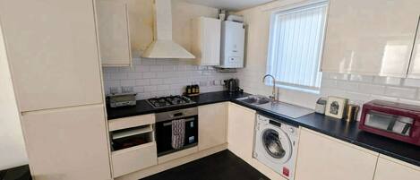 Fridge, oven, stovetop, dishwasher