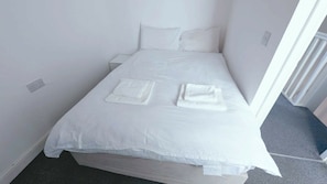 3 habitaciones, tabla de planchar con plancha, internet y ropa de cama