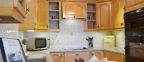 食器洗い機、ハイチェア、調理器具と食器