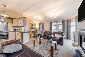 TV - 3 Bed in Tresaith (oc-g34073) (Tresaith)