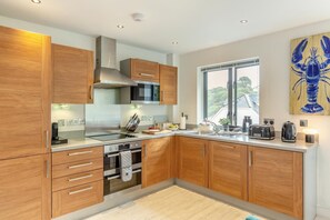 Oven, dishwasher, cookware/dishes/utensils - 2 Bed in Fowey (oc-h33067) (Fowey)