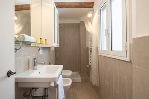 Shower, free toiletries, hair dryer, bidet - Vigna Nuova District Apartment (Firenze)