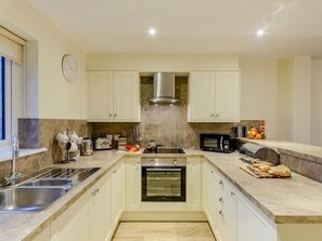 Oven, dishwasher, highchair, cookware/dishes/utensils - 2 Bed in Alnwick (oc-80498) (Newton-by-the-Sea)