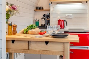 Microwave, cookware/dishes/utensils