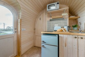 Microwave, cookware/dishes/utensils