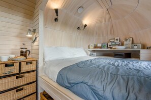 1 bedroom, bed sheets