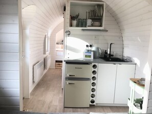 Microwave, cookware/dishes/utensils