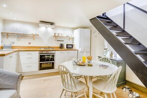 Microwave, oven, cookware/dishes/utensils - 2 Bed in Sheringham (oc-r34134) (Sheringham)