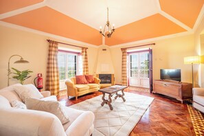 TV, fireplace - Quinta do Conde - Colares (Sintra)