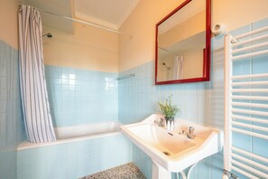 Shower, hair dryer, towels, soap - Quinta do Conde - Colares (Sintra)