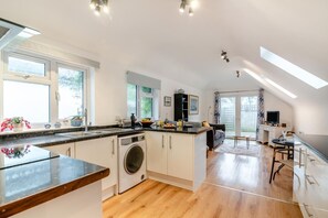 Mikroaaltouuni, uuni, keittoastiat/astiat/ruokailuvälineet