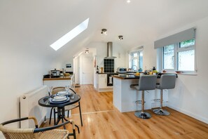 Mikroaaltouuni, uuni, keittoastiat/astiat/ruokailuvälineet