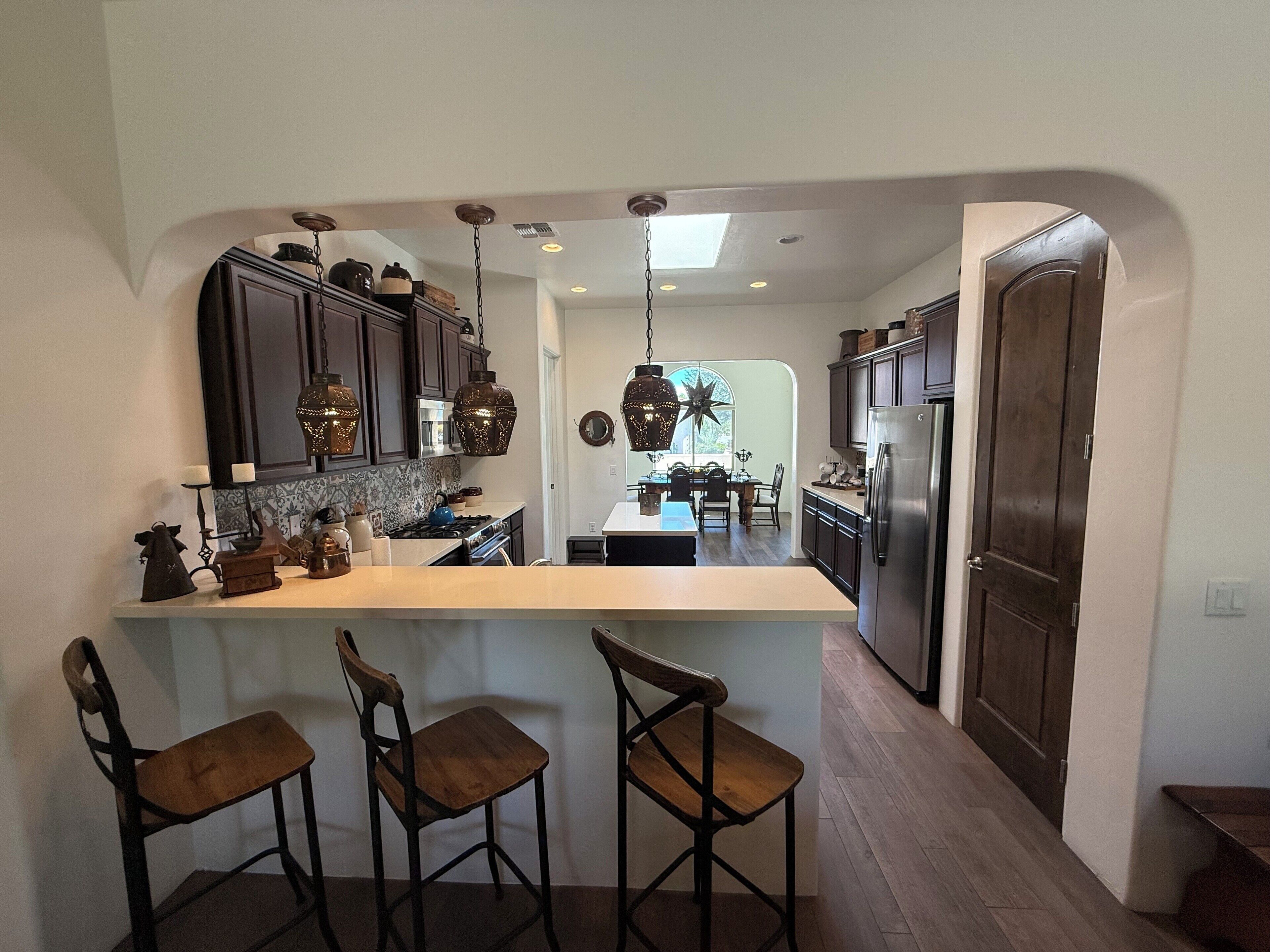 Réfrigérateur, four à micro-ondes, un four, surface de cuisson