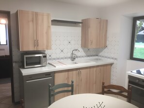 Private kitchen - Holiday Home "Maison 5 Pièces" with Wi-Fi (Masclat)