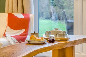 Bügeleisen/Bügelbrett, Reisekinderbett, kostenloses WLAN, Bettwäsche