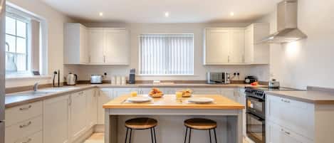 Microwave, oven, dishwasher, cookware/dishes/utensils
