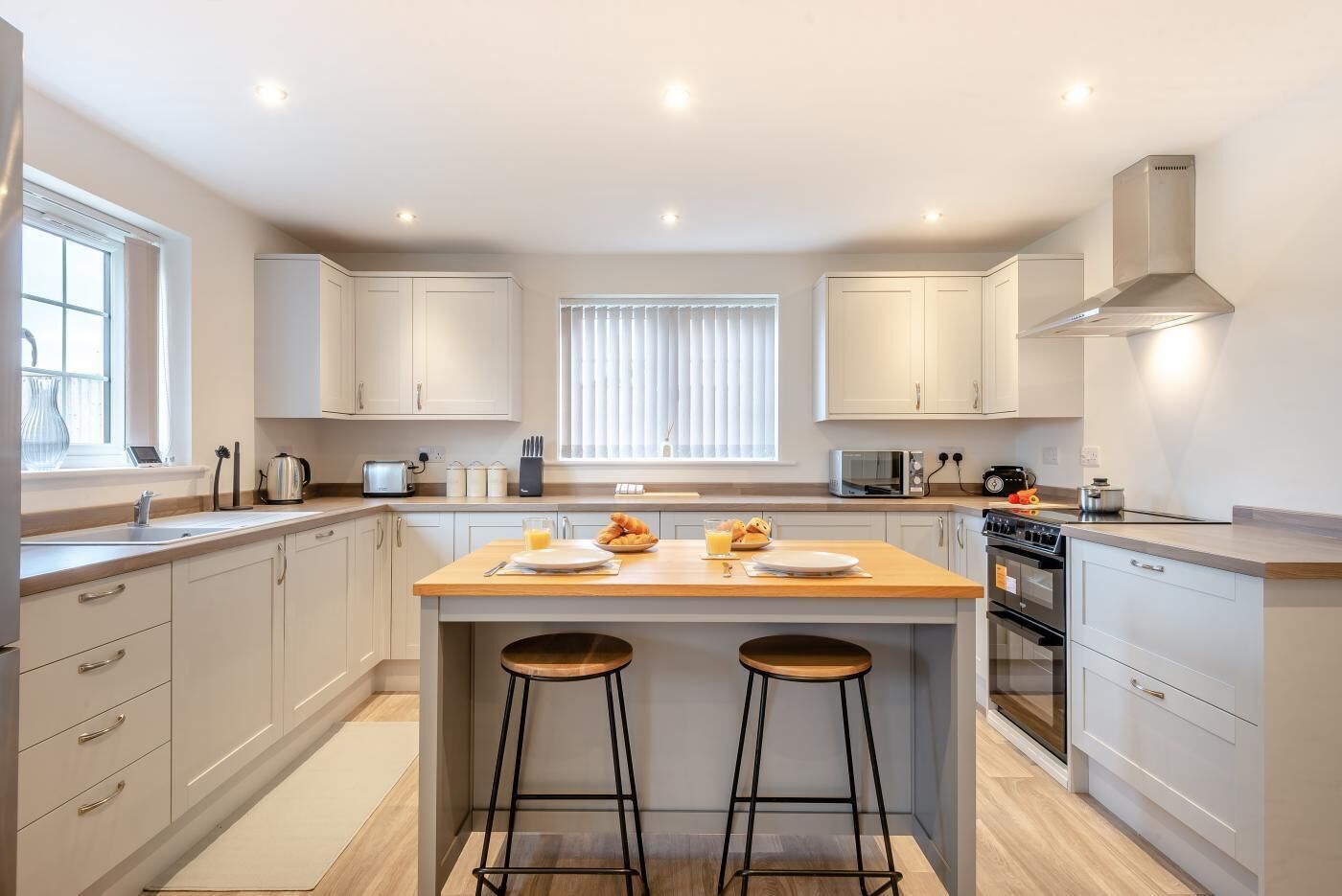 Oven, dishwasher, cookware/dishes/utensils